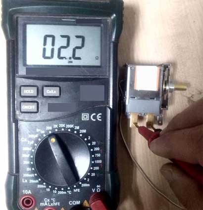 Adjust the multimeter to 20MΩ and measure the resistance of the contact to ground