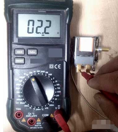 El proceso de detección del termostato del refrigerador por el multímetro