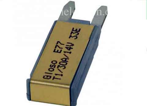 Se genera un campo magnético alterno en el circuito magnético del sistema de detección de corriente.